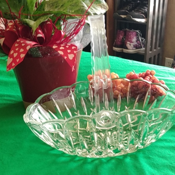 Vintage clear glass basket with lucite handle - Picture 2 of 7